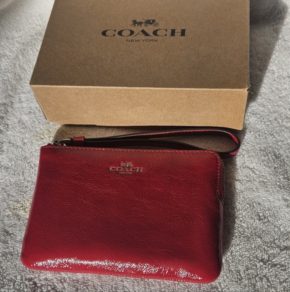 New In Box Coach Corner Zip Wristlet Red Patent Leather CW855 Silver Hardware - Picture 2 of 5